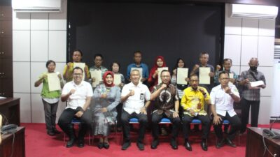 Kepala BPN Kota Palangka Raya Indra Gunawan menyerahkan 10 sertifikat elektronik yang diberikan kepada penerima manfaat, hadir dalam kesempatan tersebut, Pemkot Palangka Raya dan stakholder terkait. (Foto BPN Palangka Raya)