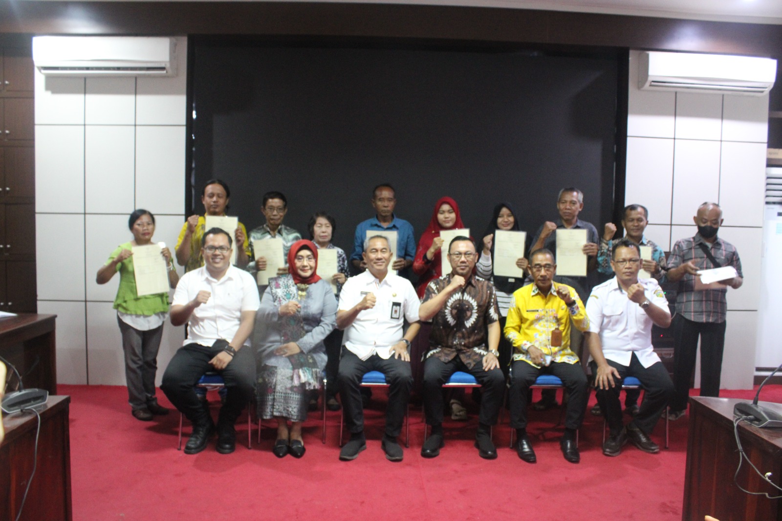 Kepala BPN Kota Palangka Raya Indra Gunawan menyerahkan 10 sertifikat elektronik yang diberikan kepada penerima manfaat, hadir dalam kesempatan tersebut, Pemkot Palangka Raya dan stakholder terkait. (Foto BPN Palangka Raya)