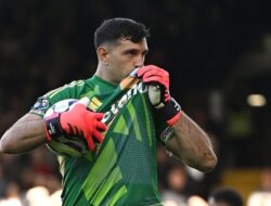 Emiliano Martinez Sabet Kiper Terbaik FIFA 2024