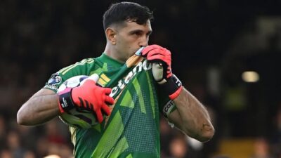 Emiliano Martinez Sabet Kiper Terbaik FIFA 2024