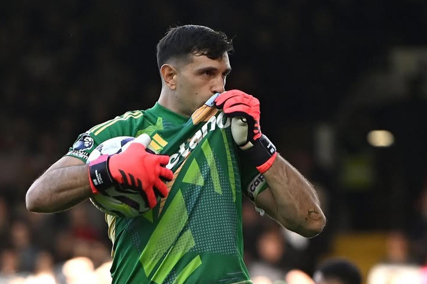 Emiliano Martinez Sabet Kiper Terbaik FIFA 2024