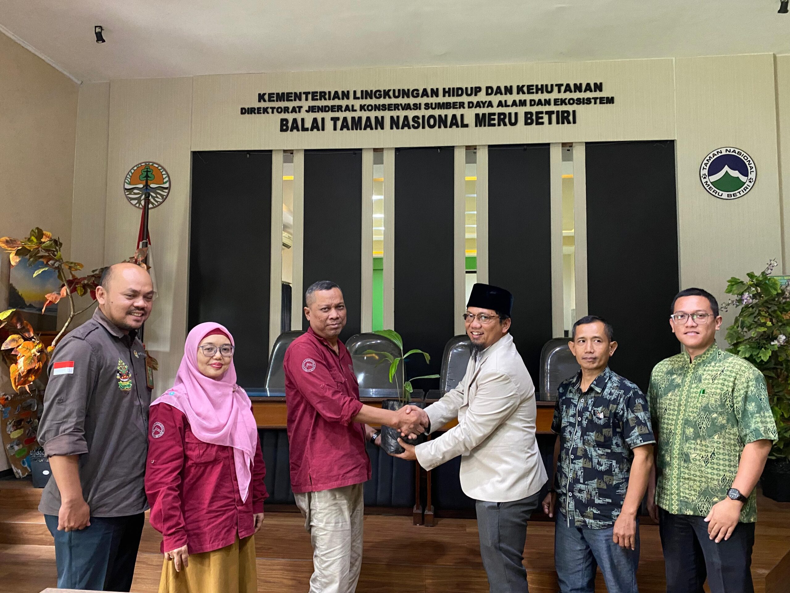Mitratani Dua Tujuh Tanam 5000 Pohon Aren 2 Sebagai bagian dari program Corporate Social Responsibility (CSR), PT Mitratani Dua Tujuh menyerahkan bantuan berupa 165 bibit aren kepada Taman Nasional Meru Betiri (TNMB), Kabupaten Jember, pada Kamis, 19 Desember 2024.