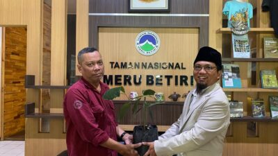 Sebagai bagian dari program Corporate Social Responsibility (CSR), PT Mitratani Dua Tujuh menyerahkan bantuan berupa 165 bibit aren kepada Taman Nasional Meru Betiri (TNMB), Kabupaten Jember, pada Kamis, 19 Desember 2024.