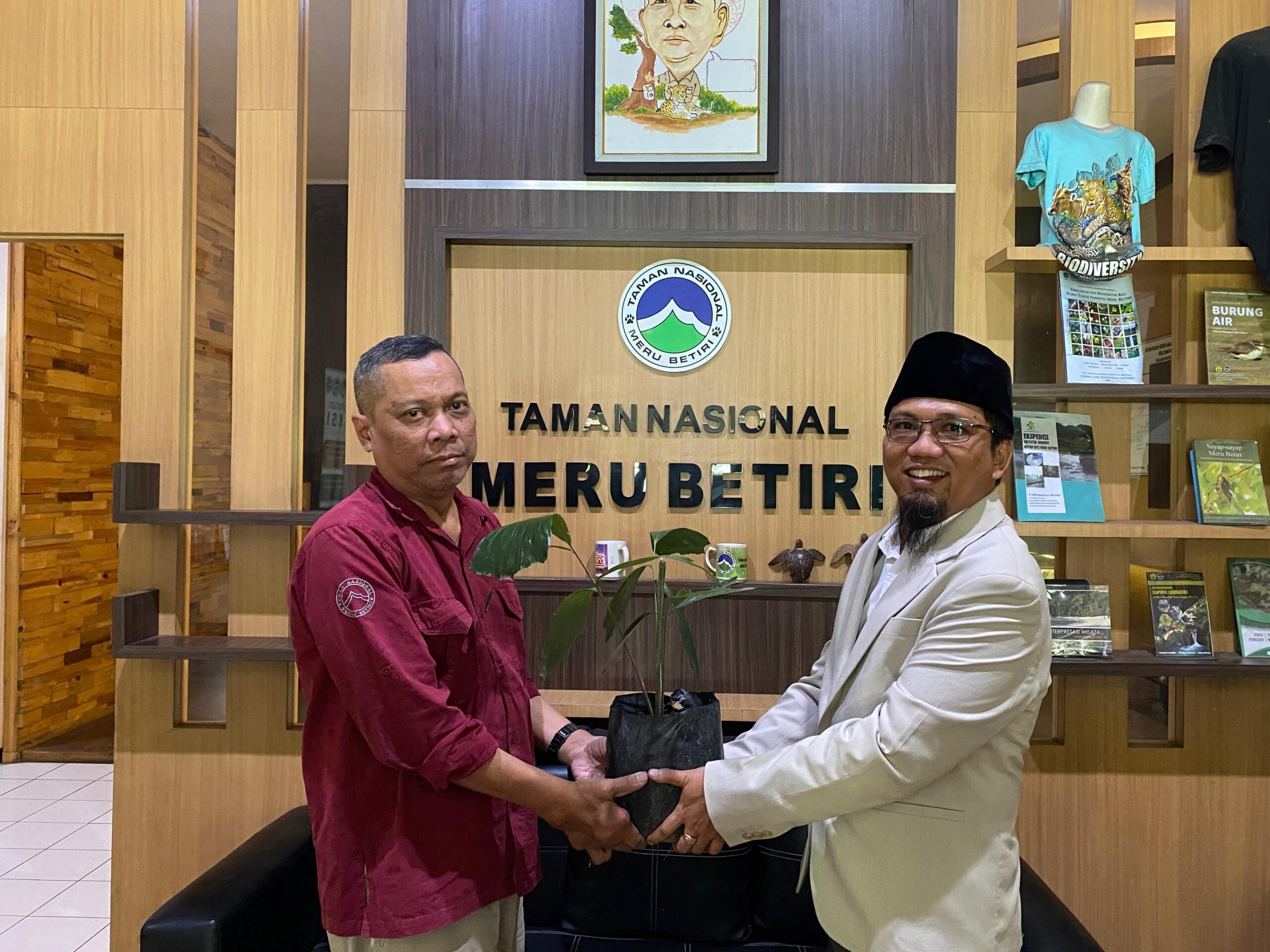 Sebagai bagian dari program Corporate Social Responsibility (CSR), PT Mitratani Dua Tujuh menyerahkan bantuan berupa 165 bibit aren kepada Taman Nasional Meru Betiri (TNMB), Kabupaten Jember, pada Kamis, 19 Desember 2024.