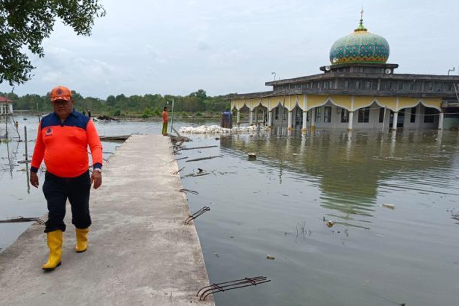 Tulang Bawang geger tanggul jebol