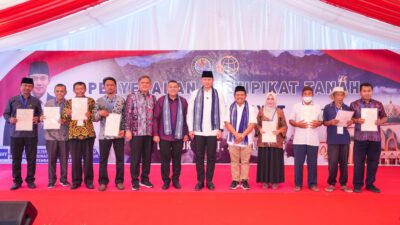 Wamen ATR BPN Ossy Serahkan Sertifikat Tanah di Lombok Barat