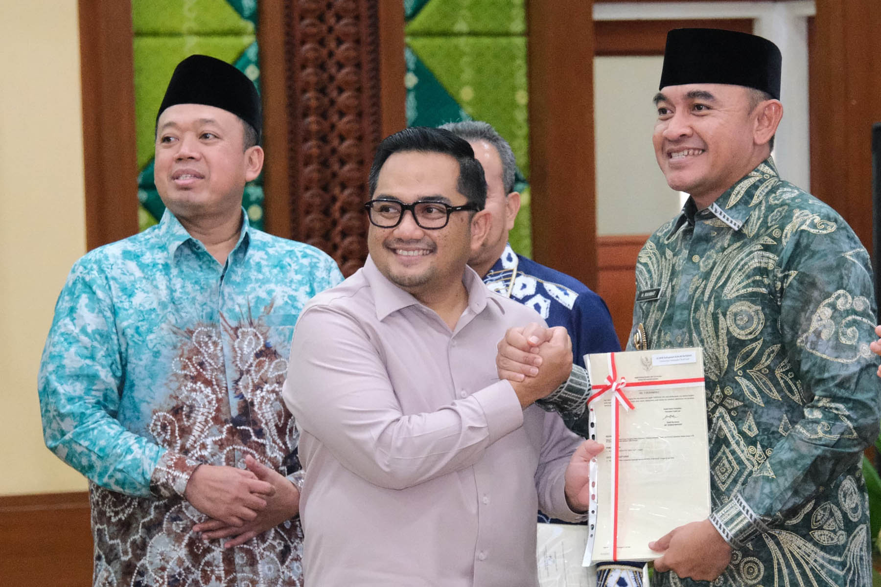 etua Komisi II DPR RI, Muhammad Rifqinizamy Karsayuda, memberikan apresiasi terhadap langkah konkret Kementerian Agraria dan Tata Ruang/Badan Pertanahan Nasional (ATR/BPN) dalam memberikan pengakuan dan perlindungan hak atas tanah ulayat di Kalimantan Selatan.