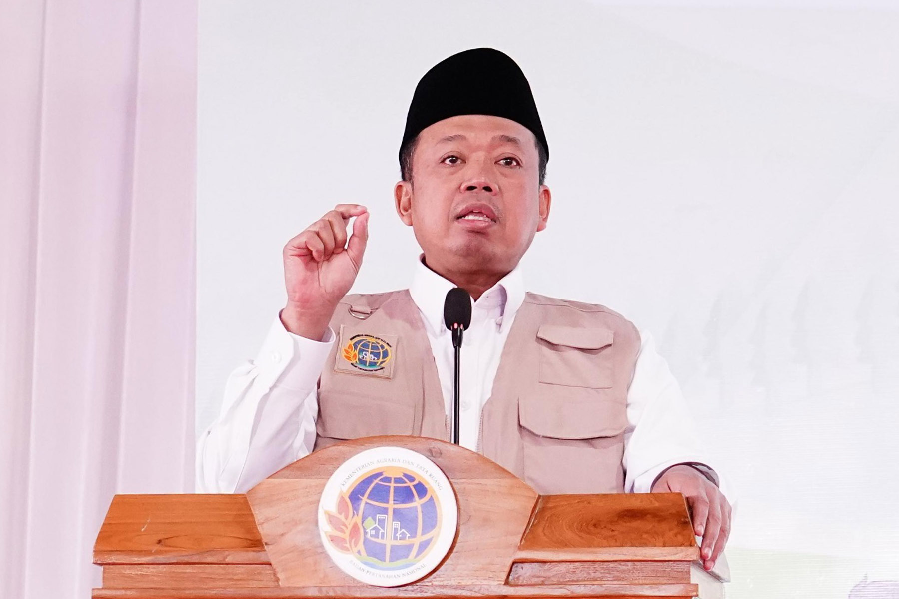 GEMAPATAS digelar serentak di 23 kabupaten/kota pada delapan provinsi, dengan pusat kegiatan di Purworejo. Nusron menjelaskan, pemasangan patok harus melalui musyawarah dengan pemilik lahan sekitar untuk menghindari konflik. Patok bisa terbuat dari kayu, beton, atau besi, asalkan batas lahan jelas secara fisik.
