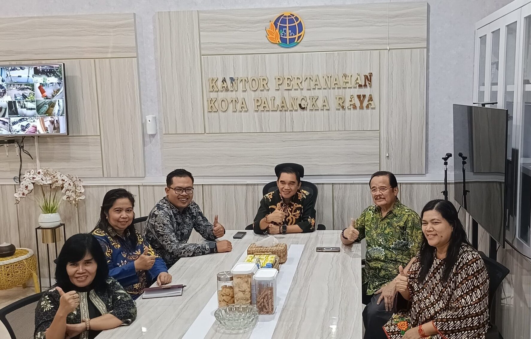 Agustin Teras Narang Anggota DPD RI Komite I sambangi Kantor Pertanahan Kota Palangka Raya pada Kamis, 31 Juli 2025.