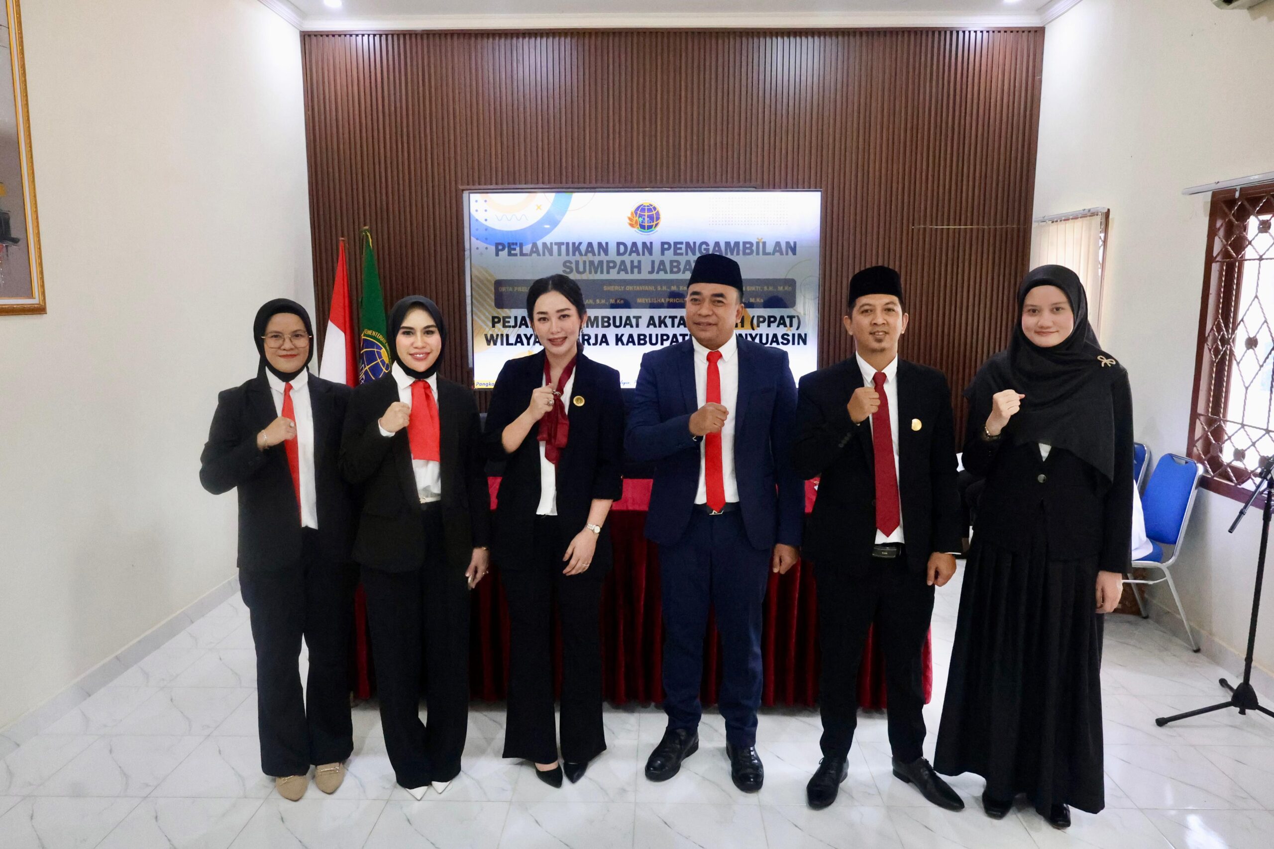 Lima Pejabat Pembuat Akta Tanah (PPAT) resmi dilantik dan diambil sumpah jabatan oleh Kepala Kantor Pertanahan Kabupaten Banyuasin, Dhona Fiermansyah Lubis, S.S.T., M.M., QRMP.