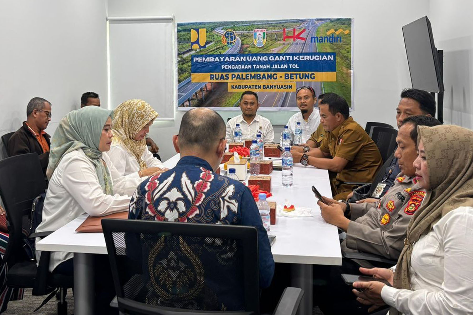 Proses pembayaran uang ganti kerugian (UGK) untuk lahan pembangunan Jalan Tol Palembang–Betung di Kecamatan Suak Tapeh dan Kecamatan Betung berjalan lancar pada Selasa (9/9/2025).