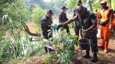 Dandim Ajak Warga Jaga Lingkungan: Karya Bakti HUT TNI Sertai Penanaman Pohon dan Bagi Sembako