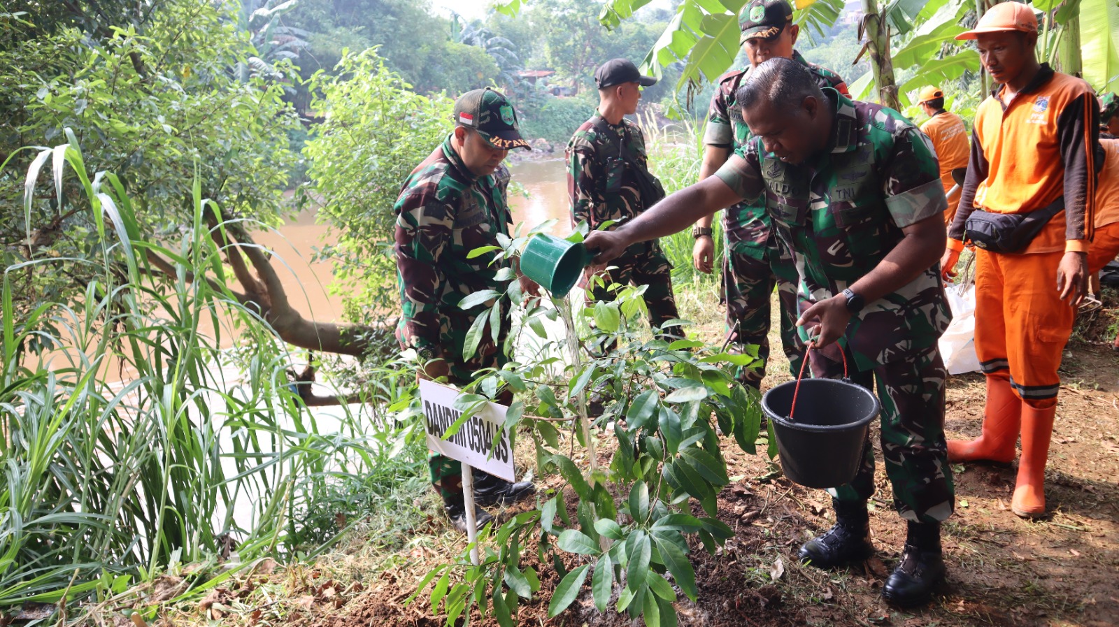 Dandim Ajak Warga Jaga Lingkungan: Karya Bakti HUT TNI Sertai Penanaman Pohon dan Bagi Sembako
