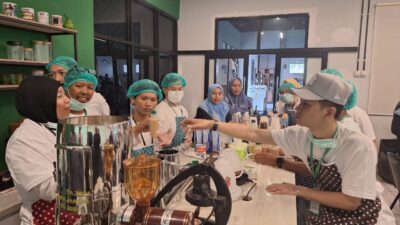 Aroma Harapan Baru : Klien Pemasyarakatan Bapas Jakbar Dilatih Jadi Barista Handal