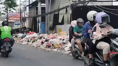 Separuh badan jalan H Ahmad Dahlan, Petir, Cipondoh, Kota Tangerang, sudah dipenuhi sampah yang berserakan sejak sepekan terakhir padahal sudah ada TPA Rawa Kucing.