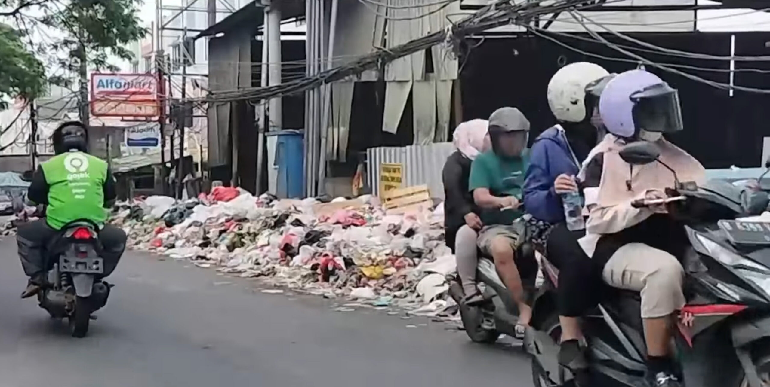 Separuh badan jalan H Ahmad Dahlan, Petir, Cipondoh, Kota Tangerang, sudah dipenuhi sampah yang berserakan sejak sepekan terakhir padahal sudah ada TPA Rawa Kucing.