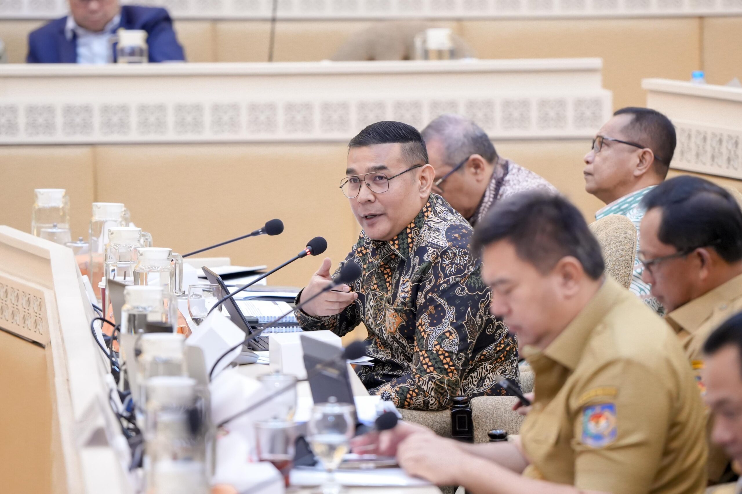Wakil Menteri Agraria dan Tata Ruang/Wakil Kepala Badan Pertanahan Nasional (Wamen ATR/Waka BPN), Ossy Dermawan, saat rapat dengar pendapat dengan Komisi II DPR RI.