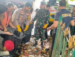 Koramil 03/Sukmajaya Bersama TNI-Polri Gelar Gerakan Indonesia ASRI di Pasar Agung