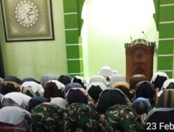 Personel TMMD Shalat Tarawih Bersama Warga di Masjid Baitul Rahim
