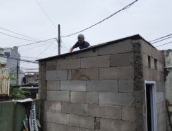 Gotong Royong TNI dan Warga Bangun MCK Program Unggulan TNI AD di Depok