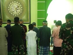 Kebersamaan di Bulan Suci, Personel TMMD Kodim Depok Shalat Bersama Masyarakat