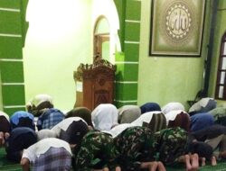 Sinergi di Bulan Suci, Satgas TMMD Tarawih Bersama Warga