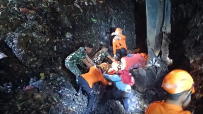 Gerak Cepat Yonarmed 7/BG Bantu Penanganan dan Evakuasi Longsor Gunung Sampah di Bantargebang