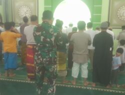 Ramadan di Lokasi TMMD, TNI dan Warga Sukamaju Tarawih Bersama