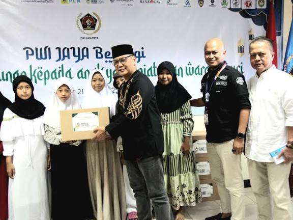 PT Tanur Muthmainnah Tour Dukung Kegiatan PWI Jaya Berbagi, Salurkan 150 Paket Sembako