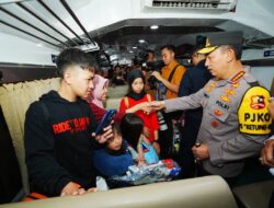 Tinjau Stasiun Gubeng, Kapolri Minta Pelayanan Maksimal bagi Pemudik