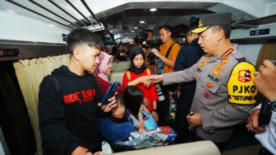 Tinjau Stasiun Gubeng, Kapolri Minta Pelayanan Maksimal bagi Pemudik