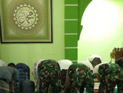 Meski Diguyur Hujan, Kebersamaan Satgas TMMD dan Warga Tetap Terjalin