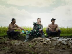 Obrolan kecil di Tengah Hamparan Sawah, Masyarakat Bersama Satgas TMMD 128 Kodim Pati