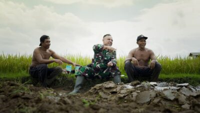 Obrolan kecil di Tengah Hamparan Sawah, Masyarakat Bersama Satgas TMMD 128 Kodim Pati