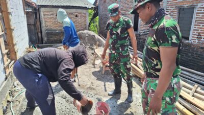 Satgas TMMD dan Warga Desa Godo Bersatu, Bangun Rumah dan Kebersamaan