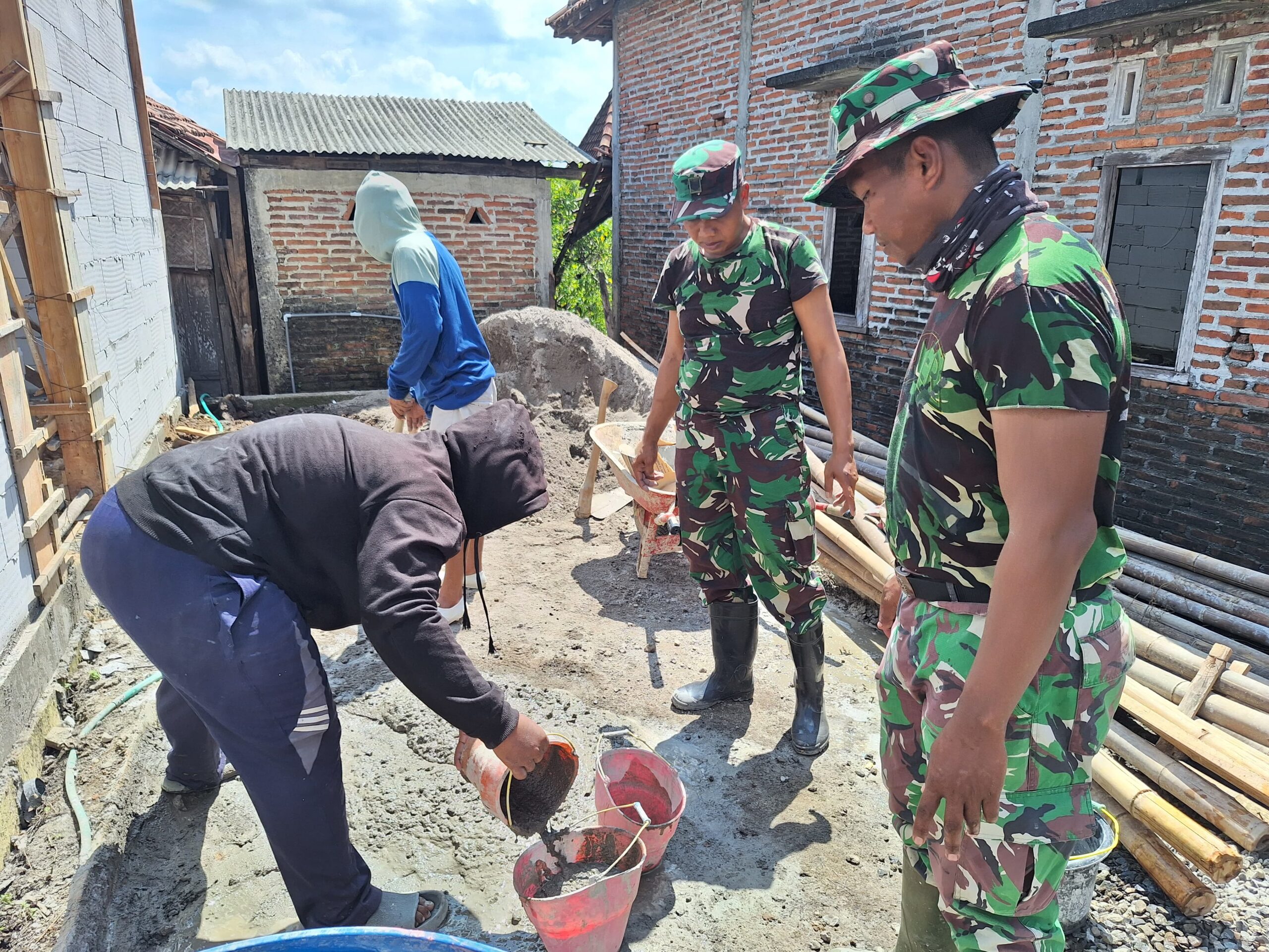 Satgas TMMD dan Warga Desa Godo Bersatu, Bangun Rumah dan Kebersamaan