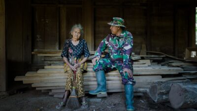 Sentuhan Kemanusiaan TMMD 128, Kehangatan Babinsa di Rumah Mbah Sumarni