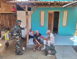Tim Kesehatan TMMD 128 Datangi Rumah Ibu Sarmini, Wujud Kepedulian TNI kepada Warga