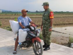 Dansatgas TMMD dan Warga Uji Coba Jalan Beton Baru di Desa Godo