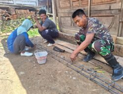 Kekompakan Anggota Satgas TMMD Merangkai Batangan Besi untuk Pembangunan Infrastruktur di Wilayah Sasaran