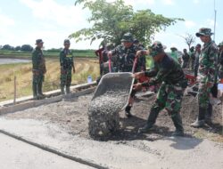 Wadansatgas TMMD Reguler 128 Memotivasi Anggota, Turun Langsung Bantu Pengecoran Jalan