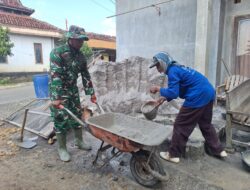 Sinergi TNI dan Warga Desa Godo: Dorong Angkong Bareng Demi Rumah Layak Huni