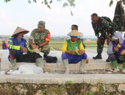 Di Balik Pengecoran Jalan TMMD, Hangatnya Komsos Dansatgas Bersama Mbah Raji