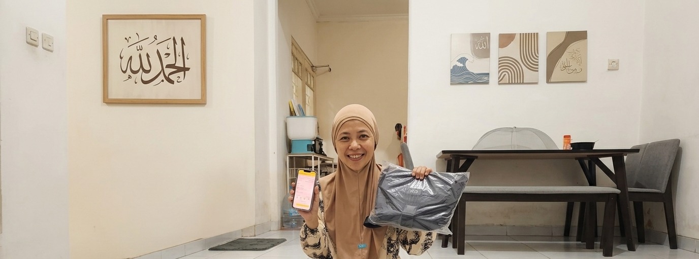 **Buyer Toco Nilai Biaya Parkir Rp2.000 Lebih Ringan dan Transparan, Sekaligus Dukung UMKM** JAKARTA – Marketplace lokal [Toco](https://toco.id?utm_source=chatgpt.com) terus menunjukkan pertumbuhan positif, tidak hanya dari sisi penjual, tetapi juga tingkat kepuasan pembeli. Berdasarkan hasil wawancara terhadap sejumlah pengguna aktif, kebijakan biaya layanan tetap atau “Biaya Parkir” sebesar Rp2.000 per transaksi dinilai ringan, transparan, dan memberi dampak positif bagi ekosistem UMKM. Berbeda dengan sejumlah marketplace lain yang menerapkan biaya administrasi berbasis persentase, [Toco](https://toco.id?utm_source=chatgpt.com) menghadirkan pendekatan sederhana melalui biaya tetap yang hanya dibebankan kepada pembeli. Skema tersebut dinilai lebih mudah dipahami dan tidak memberatkan pengguna. Ronaldo, salah satu pelanggan dari Cryotech Card Company, mengaku awalnya tidak terlalu menyadari adanya biaya tambahan tersebut. Namun, menurutnya nominal Rp2.000 masih tergolong ringan dan justru membuatnya merasa ikut mendukung pelaku UMKM. “Untuk saya ini termasuk ringan, dan saya merasa lebih mendukung UMKM dengan sistem seperti ini,” ujarnya. Ronaldo tercatat telah melakukan sekitar 12 kali transaksi dengan total pembelian lebih dari Rp3,2 juta melalui platform tersebut. Hal senada disampaikan Dea Putri, buyer kategori fashion yang mengaku sudah mengetahui adanya biaya parkir sejak awal menggunakan platform itu. Menurutnya, biaya tersebut masih lebih ringan dibanding marketplace lain. “Terasa lebih ringan dan tetap sepadan dengan pengalaman belanja yang didapat,” katanya. Sementara itu, James Daniel Pranata yang aktif sebagai buyer sekaligus seller menilai skema biaya tetap tersebut menjadi salah satu keunggulan marketplace lokal tersebut. “Lebih ringan, dan jelas mendukung ekosistem penjual. Saya sendiri sudah melakukan sekitar sembilan kali transaksi dengan nilai total sekitar puluhan juta rupiah,” ungkapnya. Dari sisi transparansi, mayoritas pembeli menilai informasi mengenai biaya parkir sudah cukup jelas, meskipun beberapa pengguna mengaku baru menyadarinya saat proses transaksi berlangsung. Kendati demikian, hal itu tidak dianggap mengganggu pengalaman berbelanja. Ahmad Zaki, pembeli kategori aksesori, mengatakan dirinya tidak terlalu mempermasalahkan biaya tambahan tersebut selama pengalaman belanja tetap nyaman. “Saya tidak terlalu aware karena memang tidak keberatan. Selama pengalaman belanja nyaman, itu sudah cukup,” ujarnya. Ia juga menambahkan bahwa biaya tersebut terasa sepadan, terutama saat melakukan pembelian dalam jumlah besar. Menariknya, kebijakan biaya tetap itu juga mendorong pola belanja yang lebih efisien. Sejumlah buyer mengaku cenderung menambah jumlah barang dalam satu transaksi agar biaya yang dikeluarkan terasa lebih optimal. Kategori produk yang dibeli melalui platform ini pun cukup beragam, mulai dari kebutuhan harian, produk fashion seperti tas wanita, hingga produk hobi seperti kartu koleksi dan aksesori airsoft. Untuk pengiriman, sebagian besar pembeli masih mengandalkan jasa ekspedisi populer seperti JNE, POSAja, hingga layanan instan seperti GoSend. Secara keseluruhan, hasil wawancara menunjukkan bahwa pendekatan biaya parkir Rp2.000 diterima cukup baik oleh pembeli sekaligus memperkuat posisi [Toco](https://toco.id?utm_source=chatgpt.com) sebagai marketplace yang mendukung UMKM. Dengan skema 0 persen komisi bagi penjual, para buyer merasa kontribusi mereka turut membantu keberlangsungan usaha pelaku UMKM di Indonesia. Ke depan, platform tersebut diharapkan terus meningkatkan transparansi layanan, pengalaman pengguna, serta memperluas ekosistem agar semakin banyak buyer dan seller yang dapat merasakan manfaatnya.