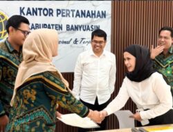 Kantah Banyuasin Serahkan Sertifikat Tanah Mahkamah Agung