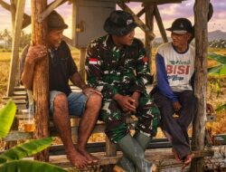 Di Tengah Terik dan Lelah, Obrolan Hangat Satgas TMMD dan Petani Warnai Sawah Desa Godo