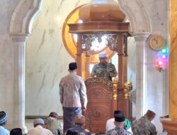 Tingkatkan Keimanan dan Ketaqwaan, Satgas TMMD Laksanakan Sholat Jumat Bersama Warga