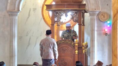 Tingkatkan Keimanan dan Ketaqwaan, Satgas TMMD Laksanakan Sholat Jumat Bersama Warga