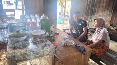 Di Sela-Sela Istirahat, Satgas TMMD 128 Ngobrol Santai di Warung Ibu Maryati