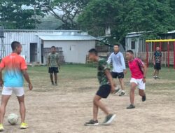 Hangatnya Kebersamaan di Sisa Waktu 3 Hari Satgas TMMD 128 Bersama Anak-Anak Desa Godo,Bermain Sepak Bola